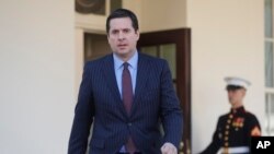 Devin Nunes dijo que en entrevista con CNN que la reunió no fue en la misma casa y que el gobierno de Trump no estaba al tanto de la reunión. 