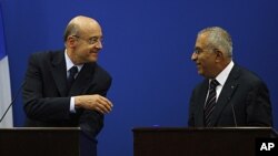 France's Foreign Minister Alain Juppe (L) gestures as he stands next to Palestinian Prime Minister Salam Fayyad during a joint news conference after their meeting in the West Bank city of Ramallah, June 2, 2011