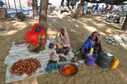 Wafanyabiashara wakiuza bidhaa katika mji wa Diffa, Kusini mashariki mwa Niger karibu na mpaka wa Nigeria, on Disemba 23, 2020, karibu na uchaguzi mkuu wa Disemba nchini Niger. (Photo by Issouf SANOGO / AFP)