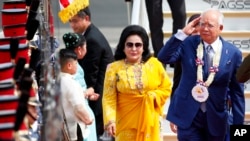 Rosmah Mansor (berbaju kuning) mendampingi suaminya, (saat itu masih menjabat sebagai) Perdana Menteri Malaysia Najib Razak (kanan) di Bandara Internasional Clark di Clark, provinsi Pampanga, Manila Utara, Filipina, 12 November 2017. (Foto: dok).