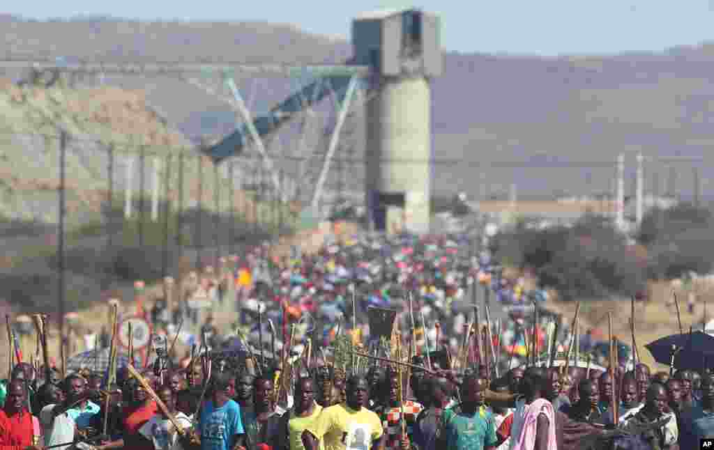 Miners march to Lonmin Platinum Mine near Rustenburg, South Africa, September 10, 2012.