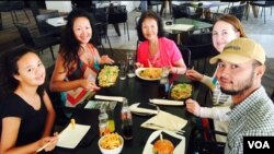 ດຣ ພາລິນາ ພ້ອມດ້ວຍແມ່ ແລະເພື່ອນຝູງ