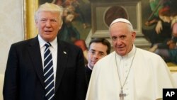 Presiden AS Donald Trump bertemu dengan Paus Fransiskus di Vatikan, Rabu (24/5). 