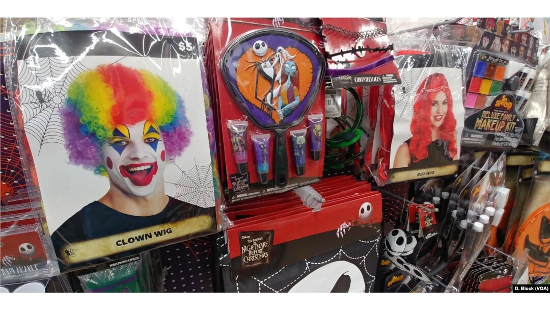 Una peluca de payaso y otros accesorios en una tienda de disfraces en Estados Unidos.