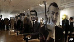 Una vista general de la exposición organizada por la casa Christie en Londres por los 50 años de la saga cinematográfica.