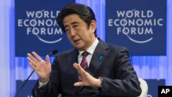 아베 신조 일본 총리가 22일 스위스 다보스에서 열리고 있는 세계경제포럼에서 기조 연설 후 질문에 답하고 있다.