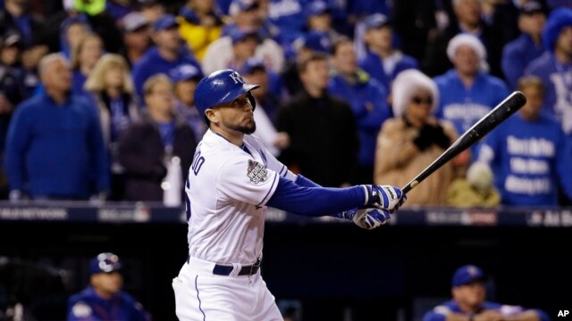 Paulo Orlando, de los Kansas City Royals bateando durante el noveno inning del primer juego de la Serie Mundial de la Liga Mayor de Béisbol, contra los Mets de Nueva York, en Kansas City. Oct. 27 de 2015.