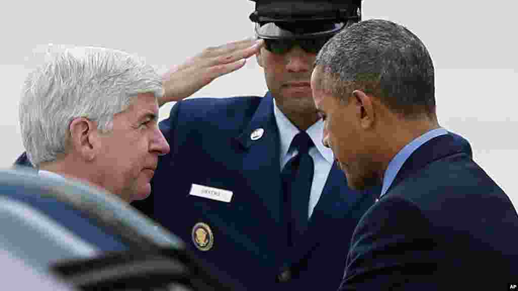 Le gouverneur du Michigan Rick Snyder et le président Barack Obama, après son arrivée sur Air Force One, à l'aéroport international Bishop de Flint, au Michigan, Le 4 mai 2016.