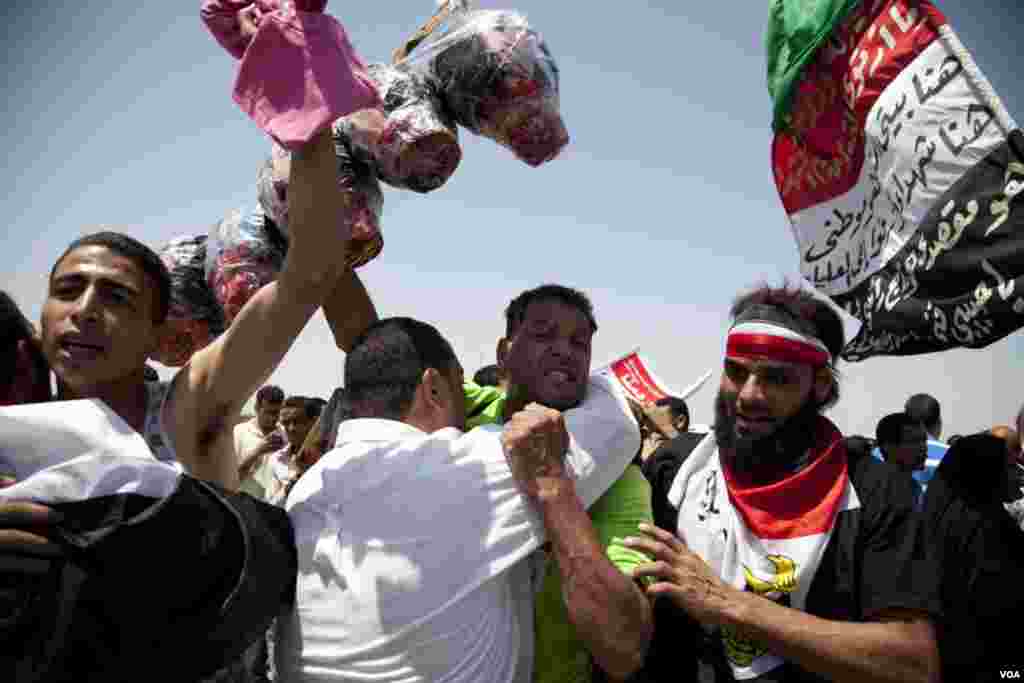 Anti-Mubarak protesters embrace at the news of his guilty verdict in Cairo, June 2, 2012. (VOA/Y. Weeks)