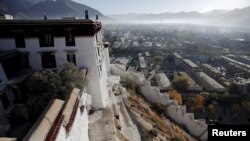 ໝອກຢາມເຊົ້າ ປົກຄຸມ ກາງເມືອງ ທີ່ມອງເຫັນໄດ້ ຈາກເທິງວັງ Potala ໃນເມືອງ Lhasa ຂອງຂົງເຂດ Tibet ທີ່ປົກຄອງດ້ວຍຕົນເອງ ໃນປະເທດຈີນ .