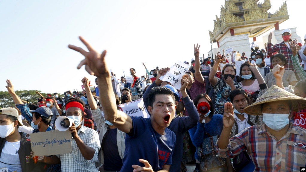 缅甸示威者打出表示抵抗的手势（2021年2月10号）。(photo:VOA)