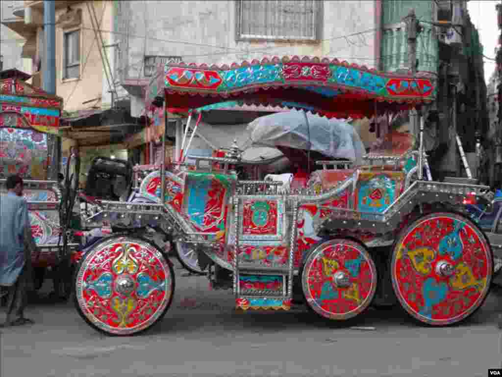 بگھیوں کی سواری کی روایت کو برقرار رکھنے کیلئے ان کو خوبصورتی سے سجاکر شادی کی تقریبات میں استعمال کیا جارہاہے