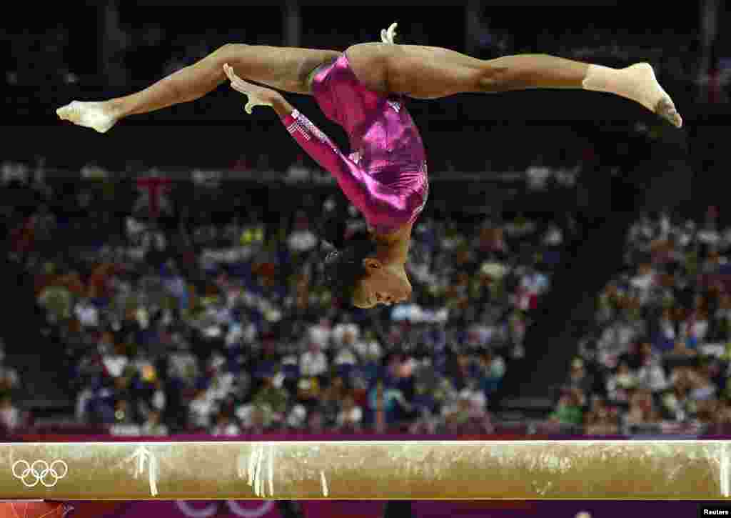 Gabrielle Douglas, dos Estados Unidos, em mais um momento da sua espectacular exibição na trave olímpica.