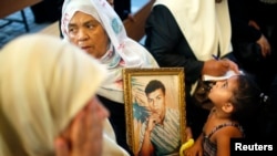 FILE - Palestinians take part in a rally calling for the release of Palestinian prisoners from Israeli jails, in Gaza City September 2, 2013.