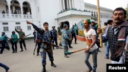 Cảnh sát cố gắng ngăn các nhà hoạt động của đảng cầm quyền - Liên đoàn Awami - tấn công các luật sư trung thành với đảng Quốc gia Bangladesh (BNP) trong một cuộc biểu tình bên ngoài Tòa án tối cao ở Dhaka, ngày 29/12/2013.