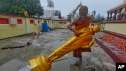 ထိုင်းတောင်ပိုင်း၊ နာခွန်စီ သာမာရတ် ဒေသမှာ မုန်တိုင်းဖြတ်ပြီးနောက် ထိုင်းသံဃာတော်တပါး ဗုဒ္ဓရုပ်ပွားတော်တဆူကို ပြန်လည်နေရာချထားရန် ကြိုးစားနေပုံ (၀၁-၀၅-၁၉)