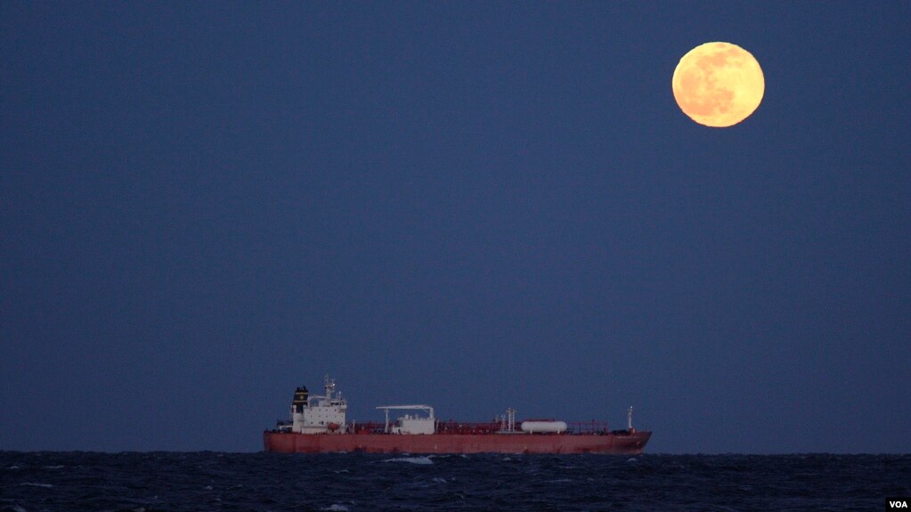 The January full moon, known as Wolf Moon, rises on Rehoboth Beach Jan. 28, 2021. (Hai Do)