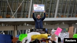 在纽约的肯尼迪机场，有人抗议川普总统的行政命令（2017年1月28日）