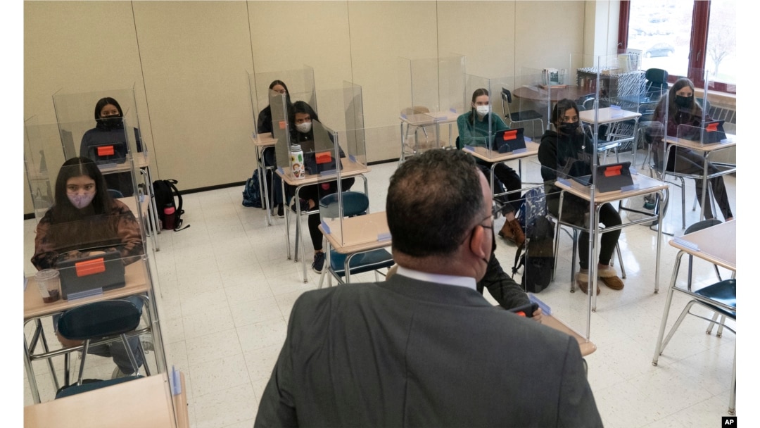 Menteri Pendidikan Miguel Cardona berbincang dengan para siswa di White Plains High School, Kamis, 22 April 2021, di White Plains, N.Y. (Foto: AP/Mark Lennihan)