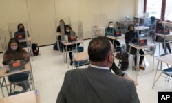 Menteri Pendidikan Miguel Cardona berbincang dengan para siswa di White Plains High School, Kamis, 22 April 2021, di White Plains, N.Y. (Foto: AP/Mark Lennihan)