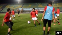 L'attaquant égyptien Mohamed Salah (C) assiste à une séance d'entraînement deux jours avant son match d'ouverture contre le Zimbabwe lors de la Coupe d'Afrique des nations de football (CAN) 2019 le 19 juin 2019.