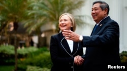 U.S. Secretary of State Hillary Clinton shakes hands with Indonesian President Susilo Bambang Yudhoyono.