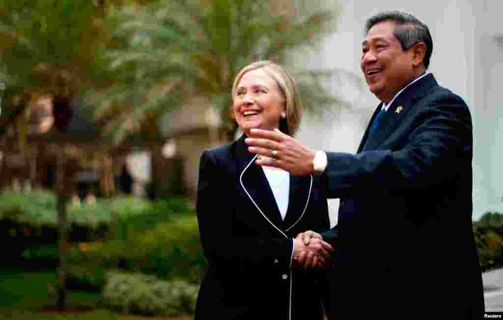 Clinton shakes hands with Indonesian President Susilo Bambang Yudhoyono upon her arrival for a bilateral meeting at the Presidential Palace in Jakarta, September 4, 2012. 