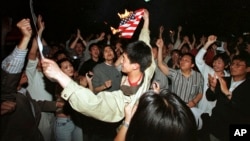1999年5月8日，在北约误炸中国驻南斯拉夫大使馆之后，北京学生在美国使馆外面焚烧美国国旗 （资料照片）