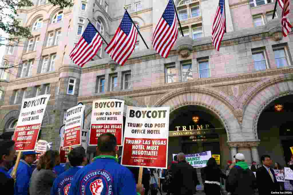 Ratusan warga berdemonstrasi menentang Donald Trump pada pembukaan International Trump Hotel di bekas gedung kantor pos di Washington, D.C. (26/10).&nbsp;(VOA/C. Ice)
