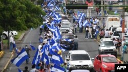 Anti-government protesters stand forming a "Human Chain" in Managua, Nicaragua, July 4, 2018.
