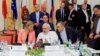 از چپ: فدریکا موگرینی مسئول سیاست خارجی اتخادیه اروپا، جواد ظریف وزیر خارجه ایران و حسین فریدون - ۷ ژوئیه ۲۰۱۵