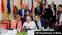 از چپ: فدریکا موگرینی مسئول سیاست خارجی اتخادیه اروپا، جواد ظریف وزیر خارجه ایران و حسین فریدون - ۷ ژوئیه ۲۰۱۵
