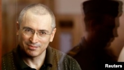 Taipan minyak Rusia Mikhail Khodorkovsky saat menghadiri sebuah sidang pengadilan di Moskow. (Foto: Dok)