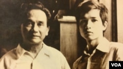 Nhà thơ Xuân Diệu và con nuôi Cù Huy Hà Vũ tại 24 Điện Biên Phủ, 1979. (Hình: Bà Dương Hà cung cấp)