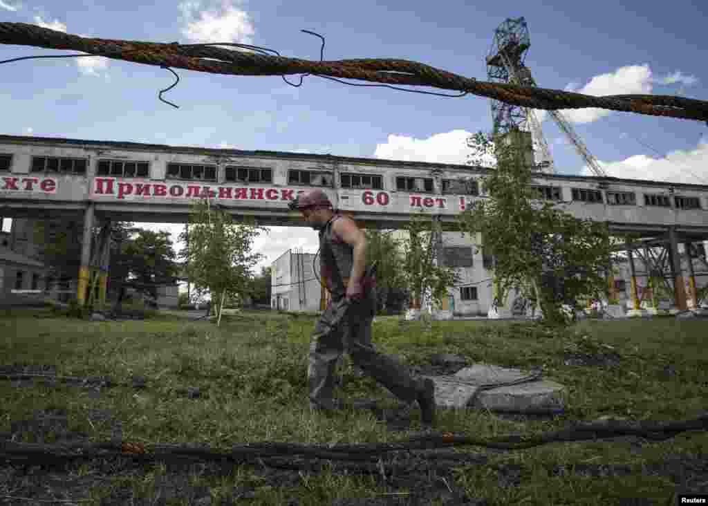 A coal miner walks at Privilnyanska coal mine damaged by shelling in the town of Pryvillya in Luhansk, Ukraine, June 24, 2014. 