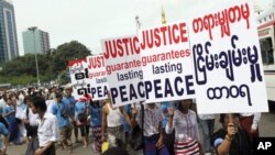 Aktivis Burma berdemo pada hari Perdamaian Internasional, 21 September di Yangon, menuntut gencatan senjata di daerah etnis Kachin yang terus bergolak (foto:dok).