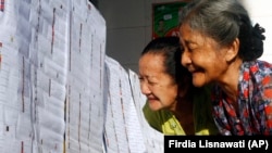 인도네시아 발리 투표소에서 노인들이 국회의원 후보자 명단을 들여다 보고 있다. (자료사진)