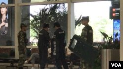 警察在厦门高崎机场检查旅客证件 (美国之音叶兵拍摄)