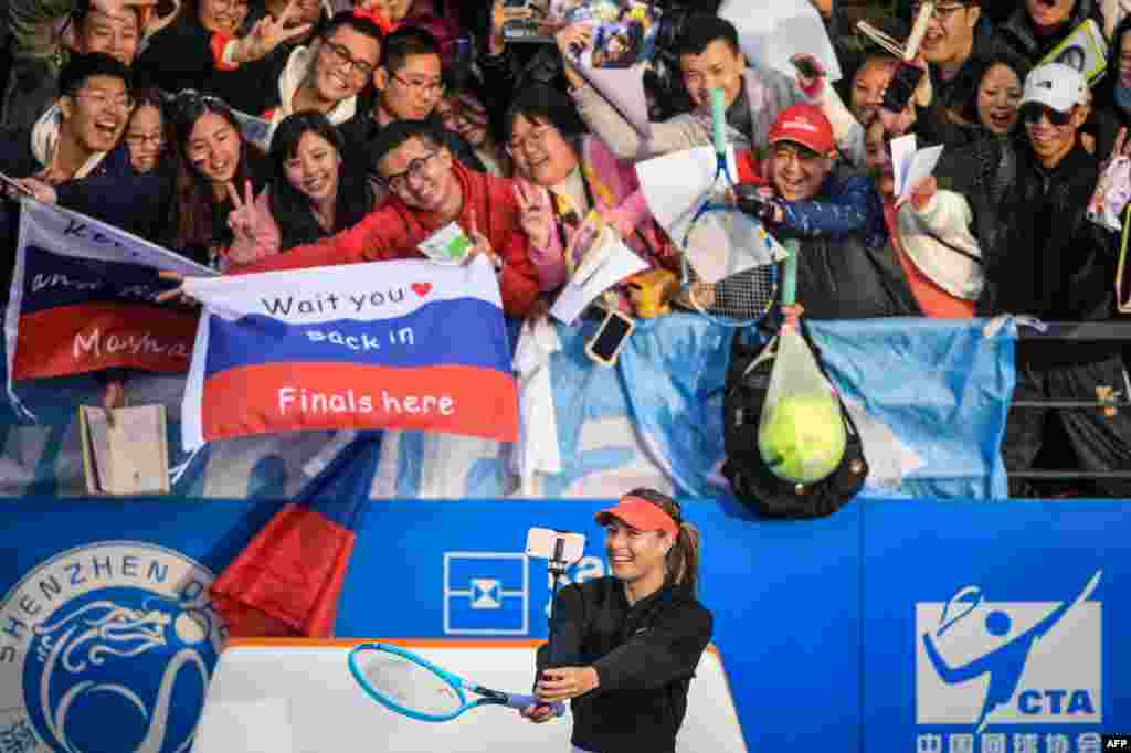 Maria Sharapova (bottom) of Russia takes a selfie with fans after her women&#39;s singles first round match against Timea Bacsinszky of Switzerland at the Shenzhen Open tennis tournament in Shenzhen in China&#39;s southern Guangdong province.