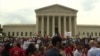 2015年6月26日，联邦最高法院做出使同性婚姻合法化的判决后，人们聚集在法院门前