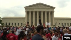 Scene in front of Supreme Court after ruling on Same Sex Marriage in Washington, D.C., June 26, 2015. (Photo: M. Burke / VOA)