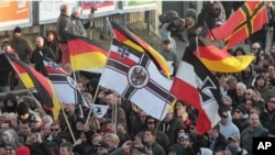 德国右翼组织星期六在科隆游行抗议新年发生的据称有难民参与的大规模抢劫和性骚扰事件。（2016年1月9日）