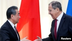 2019年5月13日中國外長王毅與俄羅斯外長拉夫羅夫在俄羅斯索契舉行會談後相互握手致意。