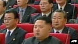 Hãng tin AP nói rằng ông Yang phó chủ tịch quốc hội Bắc Triều Tiên xác nhận Kim Jong Un sẽ nối nghiệp cha