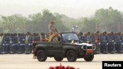 ນາຍພົນອະວຸໂສ Min Aung Hlaing ຜູ້ບັນຊາການກອງທັບມຽນມາ ກວດກາກອງທະຫານ ໃນລະຫວ່າງການສວນສະໜາມ ໃນວັນກອງທັບ ປີທີ 68 ໃນນະຄອນຫລວງ Naypyitaw, ວັນທີ 27 ມີນາ 2013. 