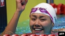 Liu Xiang merayakan kemenangan dalam final renang nomor 50 meter gaya punggung putri di Asian Games, Jakarta, 21 Agustus 2018.