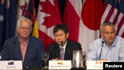 澳大利亚贸易部长罗伯、文莱贸易部长林玉成和加拿大国籍贸易部长法斯特2015年7月31日在夏威夷毛伊岛出席新闻发布会。 （从左至右）