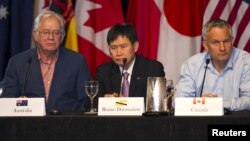 Australian Trade Minister Andrew Robb (L-R), Brunei Permanent Secretary of Trade Lim Jock Hoi, and Canadian Trade Minister Ed Fast participate in a news conference in Lahaina, Maui, Hawaii July 31, 2015