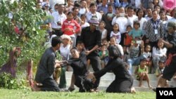 Students, Khmer Rouge survivors, and Buddhist monks watched the re-enactment of life under the Pol Pol regime on the “Day of Anger,” at the Cheung Ek killing fields memorial in Phnom, Cambodia. (Leng Len/VOA Khmer)