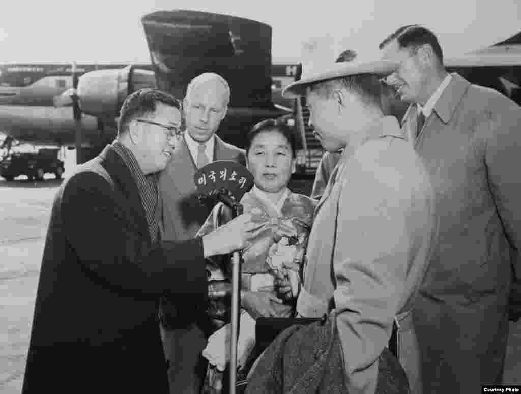 1957년 11월, 새 이민법의 첫 수혜자로 미국에 온 노금석 씨의 어머니 고정월 씨(가운데)와 고 씨를 인터뷰하는VOA(미국의 소리) 황재경 아나운서. 오른쪽은 고 씨를 환영하러 워싱턴 국제 공항에 나온 델라웨어 주 해리 해스켈 하원의원. (노금석 제공)